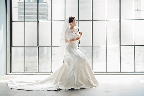 포토 JPG 전신 응시 여자 꽃 신부 웨딩드레스 결혼 면사포 실내 한명 웃음 들기 앉기 20대 성인 옆모습 한국인 티아라 성인여자한명만 국내포토 식물 1 시선 드레스 뷰포인트 모션 왕관 표정 사람 동양인 이벤트 청년 내부 결혼소품 여자한명만 성인여자만 파일형식