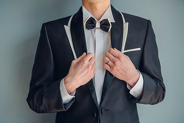 포토 JPG 남자 신랑 결혼 나비넥타이 실내 한명 서기 정장 턱시도 상반신 20대 성인 앞모습 한국인 성인남자한명만 국내포토 1 옷 뷰포인트 모션 넥타이 사람 동양인 이벤트 청년 내부 남자한명만 성인남자만 파일형식