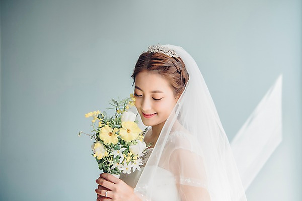 포토 JPG 여자 신부 부케 웨딩드레스 결혼 면사포 실내 한명 웃음 들기 앉기 상반신 20대 성인 옆모습 한국인 티아라 성인여자한명만 국내포토 1 드레스 뷰포인트 꽃다발 모션 왕관 표정 사람 동양인 이벤트 청년 내부 결혼소품 여자한명만 성인여자만 파일형식