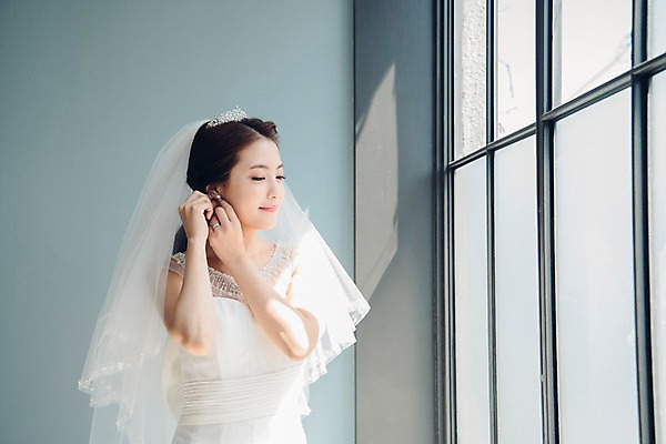 포토 JPG 응시 여자 신부 웨딩드레스 결혼 면사포 실내 한명 서기 웃음 손짓 상반신 20대 성인 앞모습 한국인 티아라 성인여자한명만 국내포토 1 시선 드레스 뷰포인트 모션 왕관 표정 사람 동양인 이벤트 청년 내부 결혼소품 여자한명만 성인여자만 파일형식