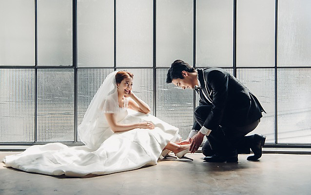 포토 JPG 전신 커플 응시 여자 남자 신부 구두 웨딩드레스 신랑 결혼 신혼부부 실내 사랑 웃음 앉기 정장 턱시도 20대 성인 두명 옆모습 한국인 신기함 성인만 국내포토 부부 시선 드레스 옷 감정 뷰포인트 신발 컨셉 관계 모션 표정 사람 동양인 이벤트 청년 내부 신혼 파일형식