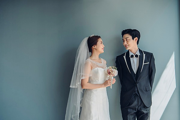 포토 JPG 커플 응시 여자 남자 신부 부케 웨딩드레스 신랑 결혼 신혼부부 면사포 실내 사랑 서기 웃음 들기 정장 턱시도 상반신 20대 성인 두명 앞모습 옆모습 한국인 성인만 국내포토 부부 시선 드레스 옷 감정 뷰포인트 꽃다발 관계 모션 표정 사람 동양인 이벤트 청년 내부 신혼 결혼소품 파일형식