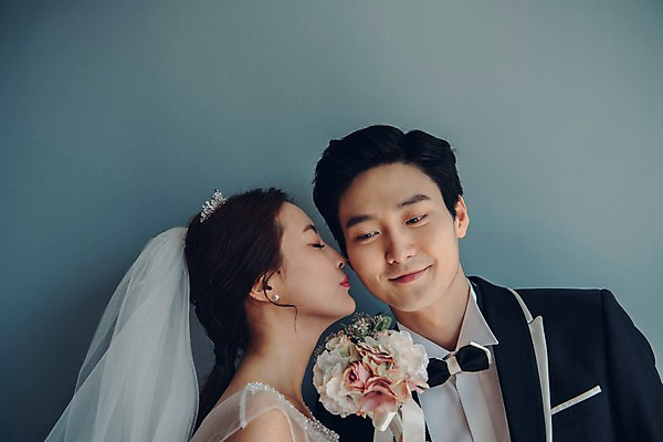 포토 JPG 커플 응시 여자 남자 신부 부케 웨딩드레스 신랑 결혼 신혼부부 면사포 실내 사랑 서기 웃음 들기 정장 턱시도 상반신 20대 성인 두명 옆모습 눈감음 한국인 성인만 국내포토 부부 시선 드레스 옷 감정 뷰포인트 꽃다발 관계 모션 표정 사람 동양인 이벤트 청년 내부 신혼 결혼소품 파일형식