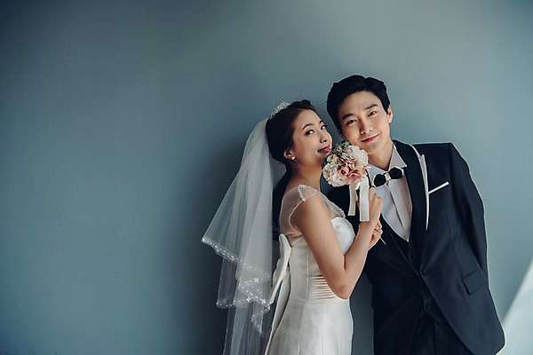 포토 JPG 커플 응시 여자 남자 신부 부케 웨딩드레스 신랑 결혼 신혼부부 면사포 실내 사랑 서기 웃음 들기 정장 턱시도 상반신 20대 성인 두명 옆모습 한국인 성인만 국내포토 부부 시선 드레스 옷 감정 뷰포인트 꽃다발 관계 모션 표정 사람 동양인 이벤트 청년 내부 신혼 결혼소품 파일형식