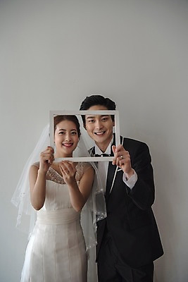 포토 JPG 커플 여자 남자 신부 웨딩드레스 신랑 결혼 신혼부부 면사포 실내 액자틀 사랑 서기 웃음 들기 정장 턱시도 상반신 20대 성인 두명 앞모습 한국인 티아라 성인만 국내포토 부부 드레스 옷 감정 뷰포인트 액자 관계 모션 왕관 표정 틀 사람 동양인 이벤트 청년 내부 신혼 결혼소품 파일형식