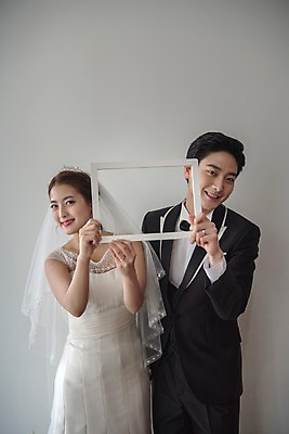 포토 JPG 커플 여자 남자 신부 웨딩드레스 신랑 결혼 신혼부부 면사포 실내 액자틀 사랑 서기 웃음 들기 정장 턱시도 상반신 20대 성인 두명 앞모습 한국인 티아라 성인만 국내포토 부부 드레스 옷 감정 뷰포인트 액자 관계 모션 왕관 표정 틀 사람 동양인 이벤트 청년 내부 신혼 결혼소품 파일형식 인종 오브젝트