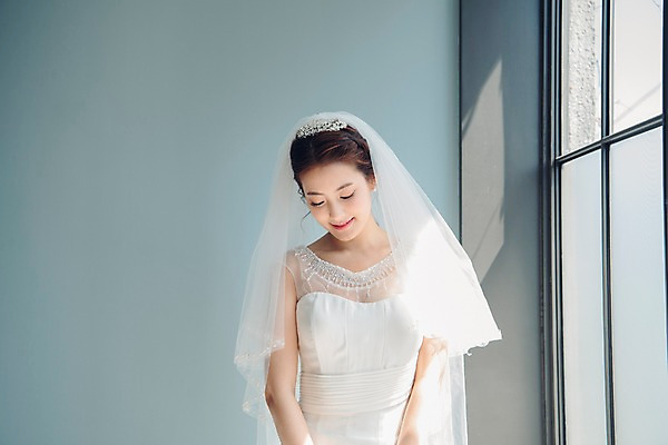 포토 JPG 응시 여자 신부 웨딩드레스 결혼 면사포 실내 한명 서기 웃음 상반신 20대 성인 앞모습 한국인 티아라 성인여자한명만 국내포토 1 시선 드레스 뷰포인트 모션 왕관 표정 사람 동양인 이벤트 청년 내부 결혼소품 여자한명만 성인여자만 파일형식