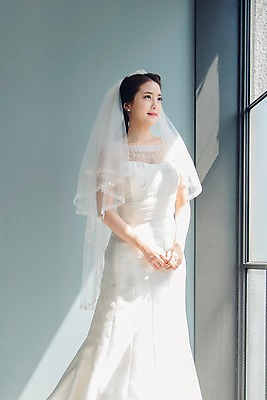 포토 JPG 응시 여자 신부 웨딩드레스 결혼 면사포 실내 한명 서기 웃음 상반신 20대 성인 앞모습 한국인 티아라 성인여자한명만 국내포토 1 시선 드레스 뷰포인트 모션 왕관 표정 사람 동양인 이벤트 청년 내부 결혼소품 여자한명만 성인여자만 파일형식