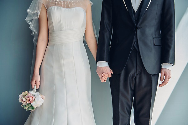 포토 JPG 커플 여자 남자 신부 부케 웨딩드레스 신랑 결혼 신혼부부 면사포 실내 사랑 서기 들기 정장 턱시도 상반신 20대 성인 두명 앞모습 손잡기 한국인 티아라 성인만 국내포토 부부 드레스 옷 감정 뷰포인트 꽃다발 관계 모션 왕관 사람 동양인 이벤트 청년 내부 신혼 결혼소품 파일형식