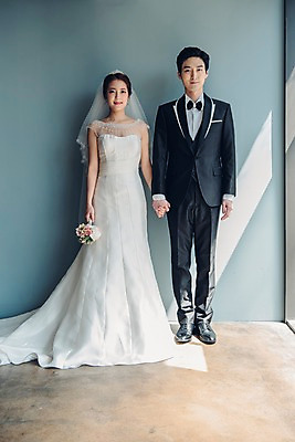 포토 JPG 전신 커플 응시 여자 남자 신부 부케 웨딩드레스 신랑 결혼 신혼부부 면사포 실내 사랑 서기 웃음 들기 정장 턱시도 20대 성인 두명 앞모습 손잡기 한국인 티아라 성인만 국내포토 부부 시선 드레스 옷 감정 뷰포인트 꽃다발 관계 모션 왕관 표정 사람 동양인 이벤트 청년 내부 신혼 결혼소품 파일형식