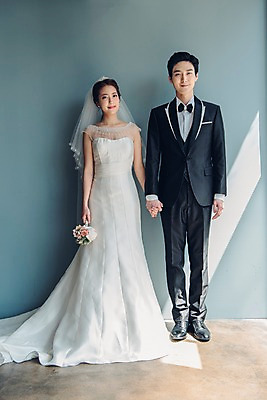 포토 JPG 전신 커플 응시 여자 남자 신부 부케 웨딩드레스 신랑 결혼 신혼부부 면사포 실내 사랑 서기 웃음 들기 정장 턱시도 20대 성인 두명 앞모습 손잡기 한국인 티아라 성인만 국내포토 부부 시선 드레스 옷 감정 뷰포인트 꽃다발 관계 모션 왕관 표정 사람 동양인 이벤트 청년 내부 신혼 결혼소품 파일형식