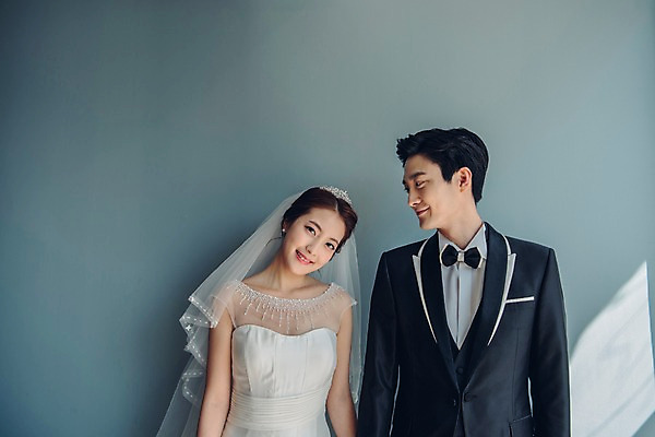 포토 JPG 커플 응시 여자 남자 신부 웨딩드레스 신랑 결혼 신혼부부 면사포 실내 사랑 서기 웃음 정장 턱시도 상반신 20대 성인 두명 앞모습 한국인 티아라 성인만 국내포토 부부 시선 드레스 옷 감정 뷰포인트 관계 모션 왕관 표정 사람 동양인 이벤트 청년 내부 신혼 결혼소품 파일형식