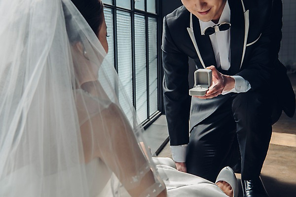 포토 JPG 전신 커플 여자 남자 신부 웨딩드레스 신랑 결혼 프로포즈 신혼부부 실내 사랑 웃음 들기 앉기 정장 턱시도 20대 성인 두명 앞모습 뒷모습 한국인 결혼반지 성인만 국내포토 부부 드레스 옷 감정 뷰포인트 관계 모션 표정 사람 동양인 이벤트 청년 내부 반지 신혼 파일형식 장신구 인종