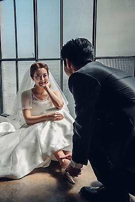 포토 JPG 전신 커플 응시 여자 남자 신부 구두 웨딩드레스 신랑 결혼 신혼부부 실내 사랑 웃음 앉기 정장 턱시도 20대 성인 두명 앞모습 옆모습 한국인 신기함 성인만 국내포토 부부 시선 드레스 옷 감정 뷰포인트 신발 컨셉 관계 모션 표정 사람 동양인 이벤트 청년 내부 신혼 파일형식