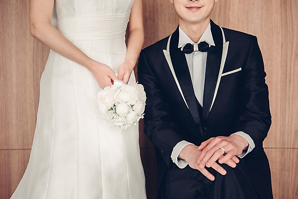 포토 JPG 커플 여자 남자 신부 부케 웨딩드레스 신랑 결혼 신혼부부 면사포 실내 사랑 서기 웃음 들기 정장 턱시도 상반신 20대 성인 두명 앞모습 한국인 성인만 국내포토 부부 드레스 옷 감정 뷰포인트 꽃다발 관계 모션 표정 사람 동양인 이벤트 청년 내부 신혼 결혼소품 파일형식