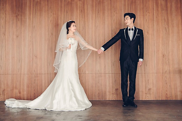 포토 JPG 전신 커플 여자 남자 신부 부케 웨딩드레스 신랑 결혼 신혼부부 면사포 실내 사랑 서기 웃음 들기 정장 턱시도 20대 성인 두명 앞모습 마주보기 손잡기 한국인 성인만 국내포토 부부 드레스 옷 감정 뷰포인트 꽃다발 관계 모션 표정 사람 동양인 이벤트 청년 내부 신혼 결혼소품 파일형식 꽃 인종 오브젝트 식물