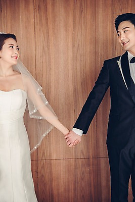 포토 JPG 커플 여자 남자 신부 웨딩드레스 신랑 결혼 신혼부부 면사포 실내 사랑 서기 웃음 정장 턱시도 상반신 20대 성인 두명 앞모습 마주보기 손잡기 한국인 성인만 국내포토 부부 드레스 옷 감정 뷰포인트 관계 모션 표정 사람 동양인 이벤트 청년 내부 신혼 결혼소품 파일형식