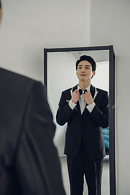 포토 JPG 응시 남자 신랑 결혼 실내 한명 서기 웃음 정장 턱시도 상반신 20대 성인 뒷모습 아웃포커스 거울 한국인 전신거울 성인남자한명만 국내포토 1 시선 옷 뷰포인트 모션 촬영기법 표정 사람 동양인 이벤트 청년 내부 남자한명만 성인남자만 파일형식 인종 남자만 성인만