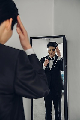 포토 JPG 응시 남자 신랑 결혼 실내 한명 서기 웃음 정장 턱시도 상반신 20대 성인 뒷모습 한국인 머리손질 전신거울 성인남자한명만 국내포토 1 시선 옷 뷰포인트 모션 표정 사람 동양인 이벤트 청년 내부 뷰티 거울 남자한명만 성인남자만 파일형식