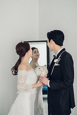 포토 JPG 커플 응시 여자 남자 신부 부케 웨딩드레스 신랑 결혼 신혼부부 실내 사랑 서기 웃음 들기 정장 턱시도 상반신 20대 성인 두명 옆모습 거울 한국인 성인만 국내포토 부부 시선 드레스 옷 감정 뷰포인트 꽃다발 관계 모션 표정 사람 동양인 이벤트 청년 내부 신혼 파일형식 꽃 인종 식물