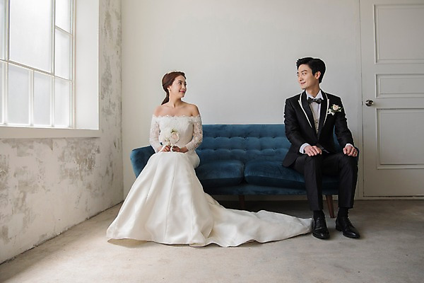 포토 JPG 전신 커플 응시 여자 남자 신부 부케 웨딩드레스 신랑 결혼 신혼부부 실내 사랑 웃음 들기 앉기 정장 턱시도 20대 성인 두명 앞모습 소파 마주보기 한국인 성인만 국내포토 부부 시선 드레스 옷 감정 뷰포인트 꽃다발 의자 관계 모션 표정 사람 동양인 이벤트 청년 내부 신혼 파일형식 꽃 가구 인종 식물 생활용품 오브젝트