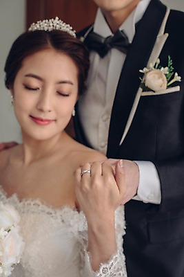 포토 JPG 커플 여자 남자 신부 부케 웨딩드레스 신랑 결혼 신혼부부 실내 사랑 서기 웃음 들기 앉기 정장 턱시도 상반신 20대 성인 두명 앞모습 아웃포커스 눈감음 손잡기 한국인 성인만 국내포토 부부 드레스 옷 감정 뷰포인트 꽃다발 관계 모션 촬영기법 표정 사람 동양인 이벤트 청년 내부 신혼 파일형식