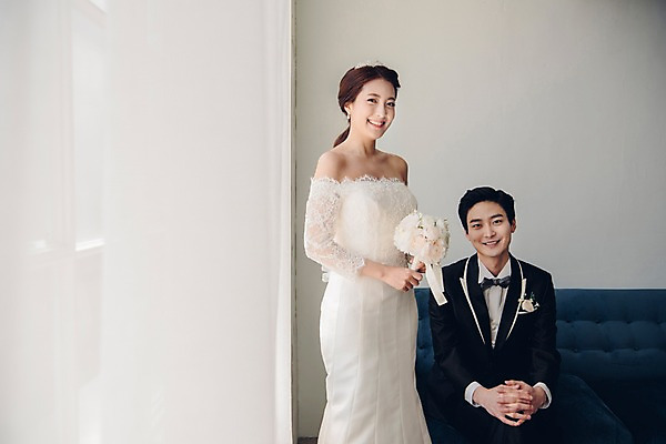 포토 JPG 커플 여자 남자 신부 부케 웨딩드레스 신랑 결혼 신혼부부 실내 사랑 서기 웃음 들기 앉기 정장 턱시도 상반신 20대 성인 두명 앞모습 옆모습 한국인 성인만 국내포토 부부 드레스 옷 감정 뷰포인트 꽃다발 관계 모션 표정 사람 동양인 이벤트 청년 내부 신혼 파일형식 꽃 인종 식물