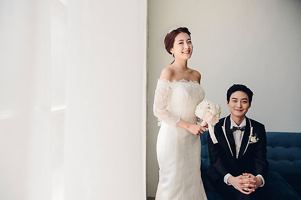 포토 JPG 커플 여자 남자 신부 부케 웨딩드레스 신랑 결혼 신혼부부 실내 사랑 서기 웃음 들기 앉기 정장 턱시도 상반신 20대 성인 두명 앞모습 옆모습 한국인 성인만 국내포토 부부 드레스 옷 감정 뷰포인트 꽃다발 관계 모션 표정 사람 동양인 이벤트 청년 내부 신혼 파일형식