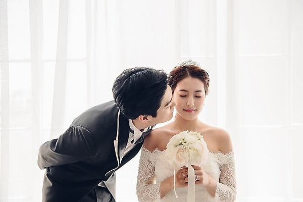 포토 JPG 커플 여자 남자 신부 부케 웨딩드레스 신랑 결혼 신혼부부 키스 실내 사랑 웃음 들기 앉기 정장 턱시도 상반신 20대 성인 두명 앞모습 눈감음 한국인 성인만 국내포토 부부 드레스 옷 감정 뷰포인트 꽃다발 관계 모션 표정 사람 동양인 이벤트 청년 내부 애정표현 신혼 파일형식