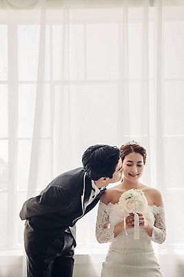 포토 JPG 커플 여자 남자 신부 부케 웨딩드레스 신랑 결혼 신혼부부 키스 실내 사랑 웃음 들기 앉기 정장 턱시도 상반신 20대 성인 두명 앞모습 눈감음 한국인 성인만 국내포토 부부 드레스 옷 감정 뷰포인트 꽃다발 관계 모션 표정 사람 동양인 이벤트 청년 내부 애정표현 신혼 파일형식 꽃 인종 표현 식물