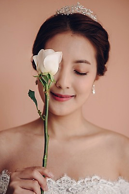 포토 JPG 여자 신부 웨딩드레스 결혼 실내 한명 서기 웃음 들기 상반신 20대 성인 앞모습 장미 눈감음 한국인 티아라 성인여자한명만 국내포토 1 드레스 꽃 뷰포인트 모션 왕관 표정 사람 동양인 이벤트 청년 내부 여자한명만 성인여자만 파일형식
