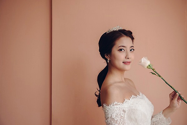 포토 JPG 여자 신부 웨딩드레스 결혼 실내 한명 서기 웃음 들기 상반신 20대 성인 옆모습 장미 한국인 티아라 성인여자한명만 국내포토 1 드레스 꽃 뷰포인트 모션 왕관 표정 사람 동양인 이벤트 청년 내부 여자한명만 성인여자만 파일형식