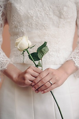 포토 JPG 여자 신부 웨딩드레스 결혼 실내 한명 서기 들기 상반신 20대 성인 앞모습 장미 한국인 결혼반지 성인여자한명만 국내포토 1 드레스 꽃 뷰포인트 모션 사람 동양인 이벤트 청년 내부 반지 여자한명만 성인여자만 파일형식