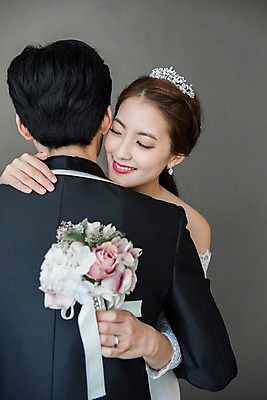 포토 JPG 커플 여자 남자 신부 부케 웨딩드레스 신랑 결혼 신혼부부 안기 실내 사랑 서기 웃음 들기 정장 턱시도 상반신 20대 성인 두명 앞모습 뒷모습 한국인 티아라 성인만 국내포토 부부 드레스 옷 감정 뷰포인트 꽃다발 관계 모션 왕관 표정 사람 동양인 이벤트 청년 내부 신혼 파일형식 꽃 인종 식물