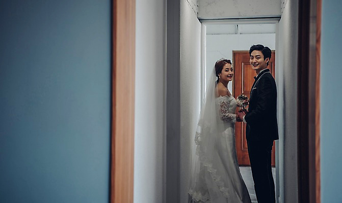 포토 JPG 커플 여자 남자 신부 부케 웨딩드레스 신랑 결혼 신혼부부 면사포 실내 사랑 서기 웃음 들기 정장 턱시도 상반신 20대 성인 두명 옆모습 아웃포커스 한국인 티아라 성인만 국내포토 부부 드레스 옷 감정 뷰포인트 꽃다발 관계 모션 왕관 촬영기법 표정 사람 동양인 이벤트 청년 내부 신혼 결혼소품 파일형식