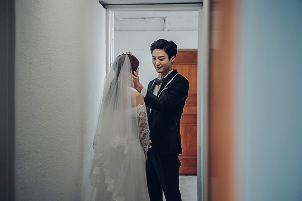 포토 JPG 커플 응시 여자 남자 신부 웨딩드레스 신랑 결혼 신혼부부 면사포 실내 사랑 서기 웃음 정장 턱시도 상반신 20대 성인 두명 앞모습 뒷모습 한국인 성인만 쓰다듬기 국내포토 부부 시선 드레스 옷 감정 뷰포인트 관계 모션 표정 사람 동양인 이벤트 청년 내부 신혼 결혼소품 파일형식 인종 오브젝트