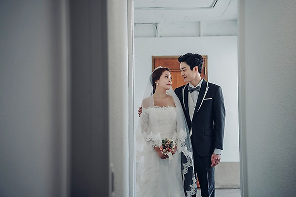 포토 JPG 커플 응시 여자 남자 신부 부케 웨딩드레스 신랑 결혼 신혼부부 면사포 실내 사랑 서기 웃음 들기 정장 턱시도 상반신 20대 성인 두명 앞모습 마주보기 한국인 티아라 성인만 국내포토 부부 시선 드레스 옷 감정 뷰포인트 꽃다발 관계 모션 왕관 표정 사람 동양인 이벤트 청년 내부 신혼 결혼소품 파일형식 꽃 인종 오브젝트 식물