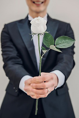 포토 JPG 남자 신랑 결혼 프로포즈 실내 한명 서기 웃음 들기 정장 턱시도 상반신 20대 성인 앞모습 아웃포커스 장미 한국인 주기 성인남자한명만 국내포토 1 옷 꽃 뷰포인트 모션 촬영기법 표정 사람 동양인 이벤트 청년 내부 남자한명만 성인남자만 파일형식