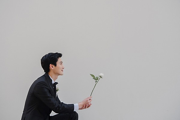 포토 JPG 남자 신랑 결혼 프로포즈 실내 한명 서기 웃음 들기 정장 턱시도 상반신 20대 성인 옆모습 장미 한국인 성인남자한명만 국내포토 1 옷 꽃 뷰포인트 모션 표정 사람 동양인 이벤트 청년 내부 남자한명만 성인남자만 파일형식