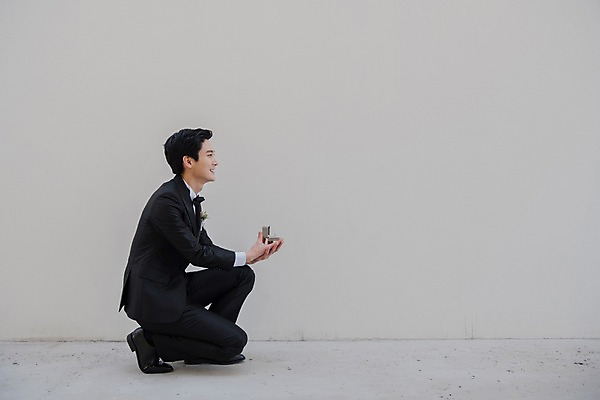 포토 JPG 응시 남자 신랑 결혼 프로포즈 실내 한명 서기 웃음 들기 정장 턱시도 상반신 20대 성인 옆모습 한국인 결혼반지 성인남자한명만 국내포토 1 시선 옷 뷰포인트 모션 표정 사람 동양인 이벤트 청년 내부 반지 남자한명만 성인남자만 파일형식