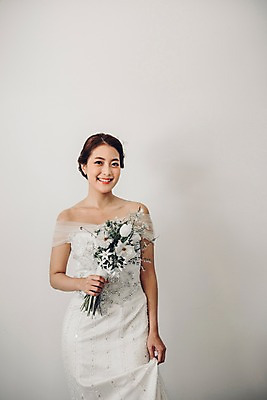 포토 JPG 여자 신부 부케 웨딩드레스 결혼 실내 한명 서기 웃음 들기 상반신 20대 성인 앞모습 한국인 성인여자한명만 국내포토 1 드레스 뷰포인트 꽃다발 모션 표정 사람 동양인 이벤트 청년 내부 여자한명만 성인여자만 파일형식