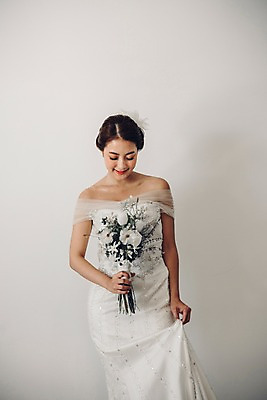 포토 JPG 응시 여자 신부 부케 웨딩드레스 결혼 실내 한명 서기 웃음 들기 상반신 20대 성인 앞모습 한국인 성인여자한명만 국내포토 1 시선 드레스 뷰포인트 꽃다발 모션 표정 사람 동양인 이벤트 청년 내부 여자한명만 성인여자만 파일형식