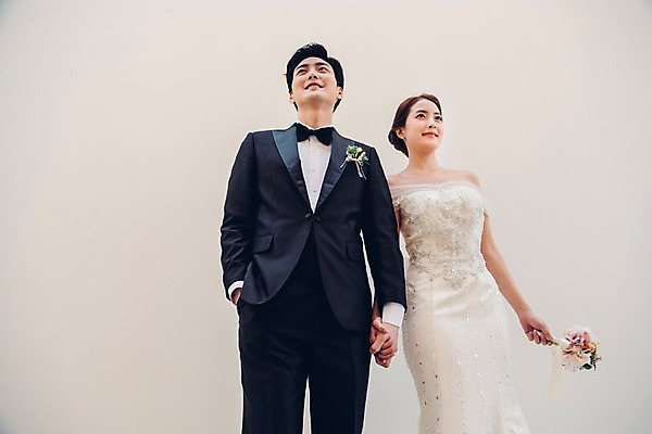 포토 JPG 커플 응시 여자 남자 신부 로우앵글 부케 웨딩드레스 신랑 결혼 신혼부부 실내 사랑 서기 웃음 들기 정장 턱시도 상반신 20대 성인 두명 앞모습 손잡기 한국인 성인만 국내포토 부부 시선 드레스 옷 감정 뷰포인트 꽃다발 관계 모션 표정 사람 동양인 이벤트 청년 내부 신혼 파일형식