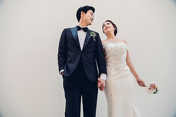 포토 JPG 커플 응시 여자 남자 신부 로우앵글 부케 웨딩드레스 신랑 결혼 신혼부부 실내 사랑 서기 웃음 들기 정장 턱시도 상반신 20대 성인 두명 앞모습 손잡기 한국인 성인만 국내포토 부부 시선 드레스 옷 감정 뷰포인트 꽃다발 관계 모션 표정 사람 동양인 이벤트 청년 내부 신혼 파일형식