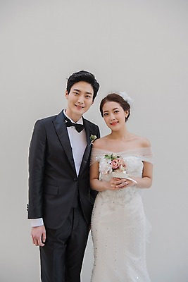 포토 JPG 커플 여자 남자 신부 부케 웨딩드레스 신랑 결혼 신혼부부 실내 사랑 서기 웃음 들기 정장 턱시도 상반신 20대 성인 두명 앞모습 한국인 성인만 국내포토 부부 드레스 옷 감정 뷰포인트 꽃다발 관계 모션 표정 사람 동양인 이벤트 청년 내부 신혼 파일형식 꽃 인종 식물