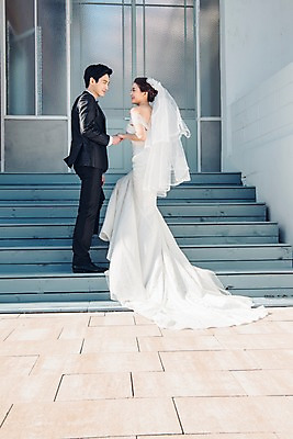 포토 JPG 주간 전신 커플 응시 여자 남자 신부 웨딩드레스 신랑 결혼 신혼부부 사랑 서기 웃음 정장 턱시도 20대 성인 야외 두명 옆모습 마주보기 계단 손잡기 한국인 성인만 국내포토 자연요소 부부 시선 드레스 옷 감정 뷰포인트 관계 모션 표정 사람 동양인 이벤트 청년 신혼 파일형식