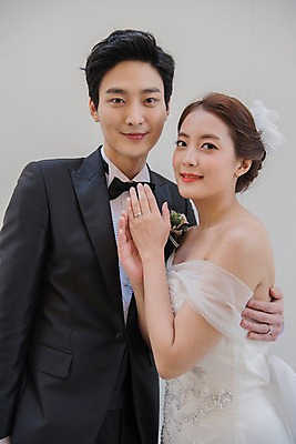 포토 JPG 커플 여자 남자 신부 웨딩드레스 신랑 결혼 신혼부부 실내 사랑 서기 웃음 정장 턱시도 상반신 20대 성인 두명 앞모습 옆모습 한국인 성인만 어깨에손 국내포토 부부 드레스 옷 감정 뷰포인트 관계 모션 표정 사람 동양인 이벤트 청년 내부 신혼 파일형식 인종