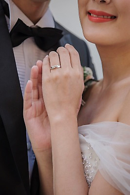 포토 JPG 손 커플 여자 남자 신부 웨딩드레스 신랑 결혼 신혼부부 실내 사랑 서기 정장 턱시도 근접촬영 상반신 20대 성인 두명 앞모습 옆모습 한국인 결혼반지 성인만 국내포토 부부 드레스 옷 감정 뷰포인트 관계 모션 사람 동양인 이벤트 청년 내부 신체부위 반지 신혼 파일형식