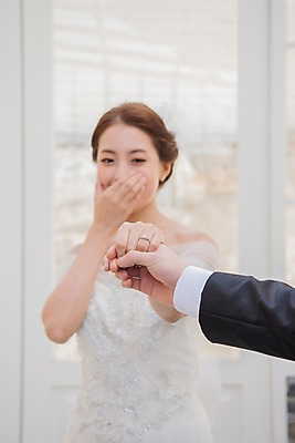 포토 JPG 커플 응시 여자 남자 신부 웨딩드레스 신랑 결혼 신혼부부 실내 사랑 서기 웃음 정장 턱시도 상반신 20대 성인 두명 앞모습 아웃포커스 신체부위 손잡기 한국인 성인만 국내포토 부부 시선 드레스 옷 감정 뷰포인트 관계 모션 촬영기법 표정 사람 동양인 이벤트 청년 내부 신혼 파일형식 인종