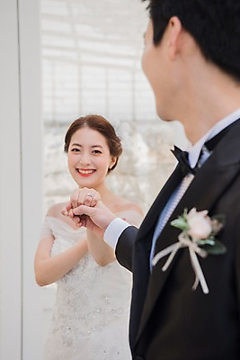 포토 JPG 커플 응시 여자 남자 신부 웨딩드레스 신랑 결혼 신혼부부 실내 사랑 서기 웃음 정장 턱시도 상반신 20대 성인 두명 앞모습 옆모습 아웃포커스 손잡기 한국인 성인만 국내포토 부부 시선 드레스 옷 감정 뷰포인트 관계 모션 촬영기법 표정 사람 동양인 이벤트 청년 내부 신혼 파일형식